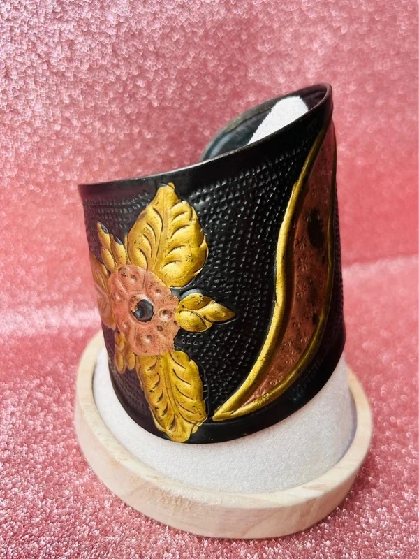 Bracelet manchette motif floral